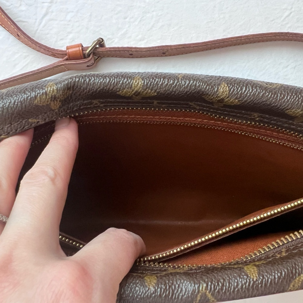 Authenticated Louis Vuitton Monogram Trocadero Crossbody NO0991 - Picture 9 of 15